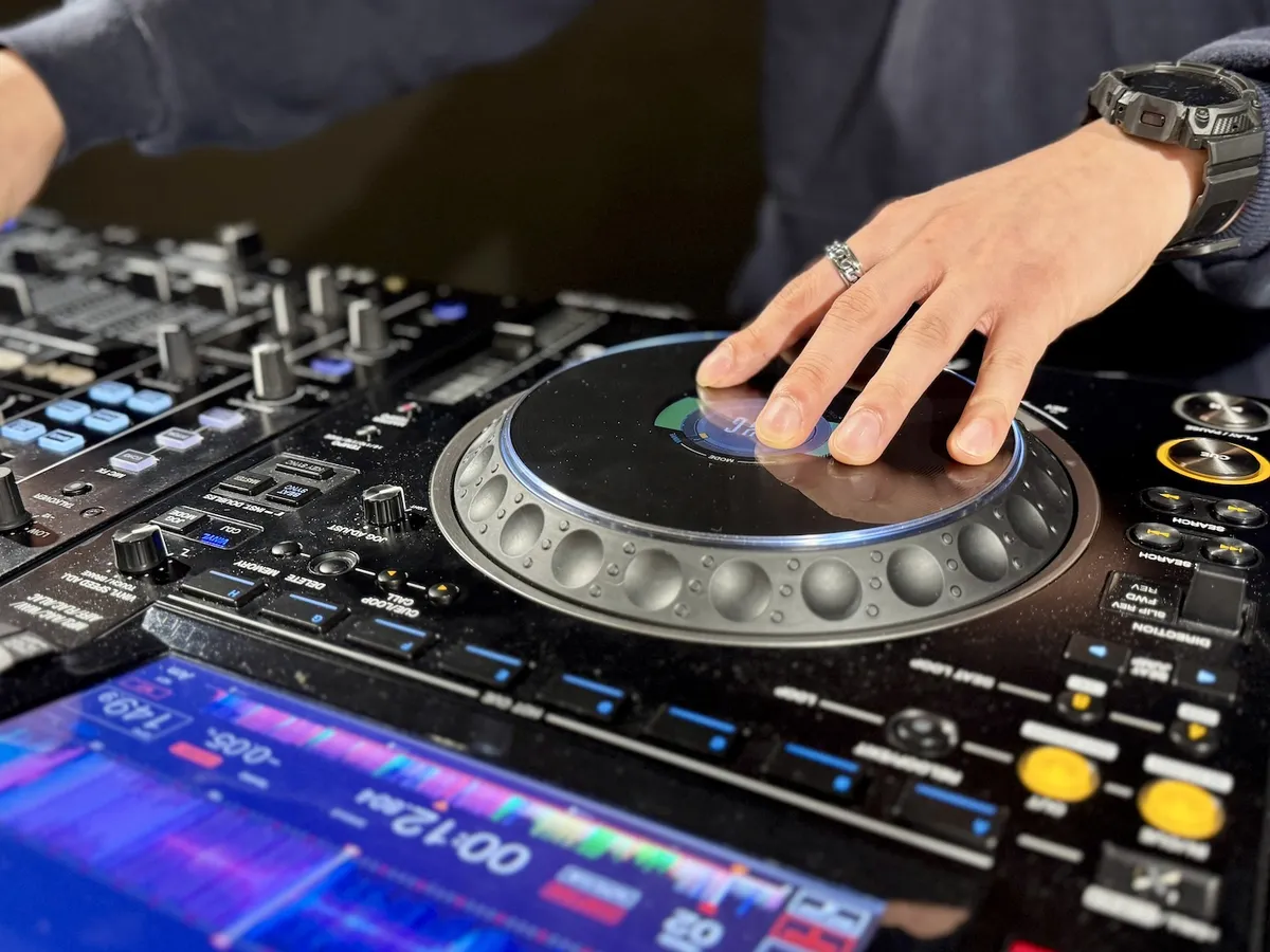 CDJ 조그휠을 다루는 손