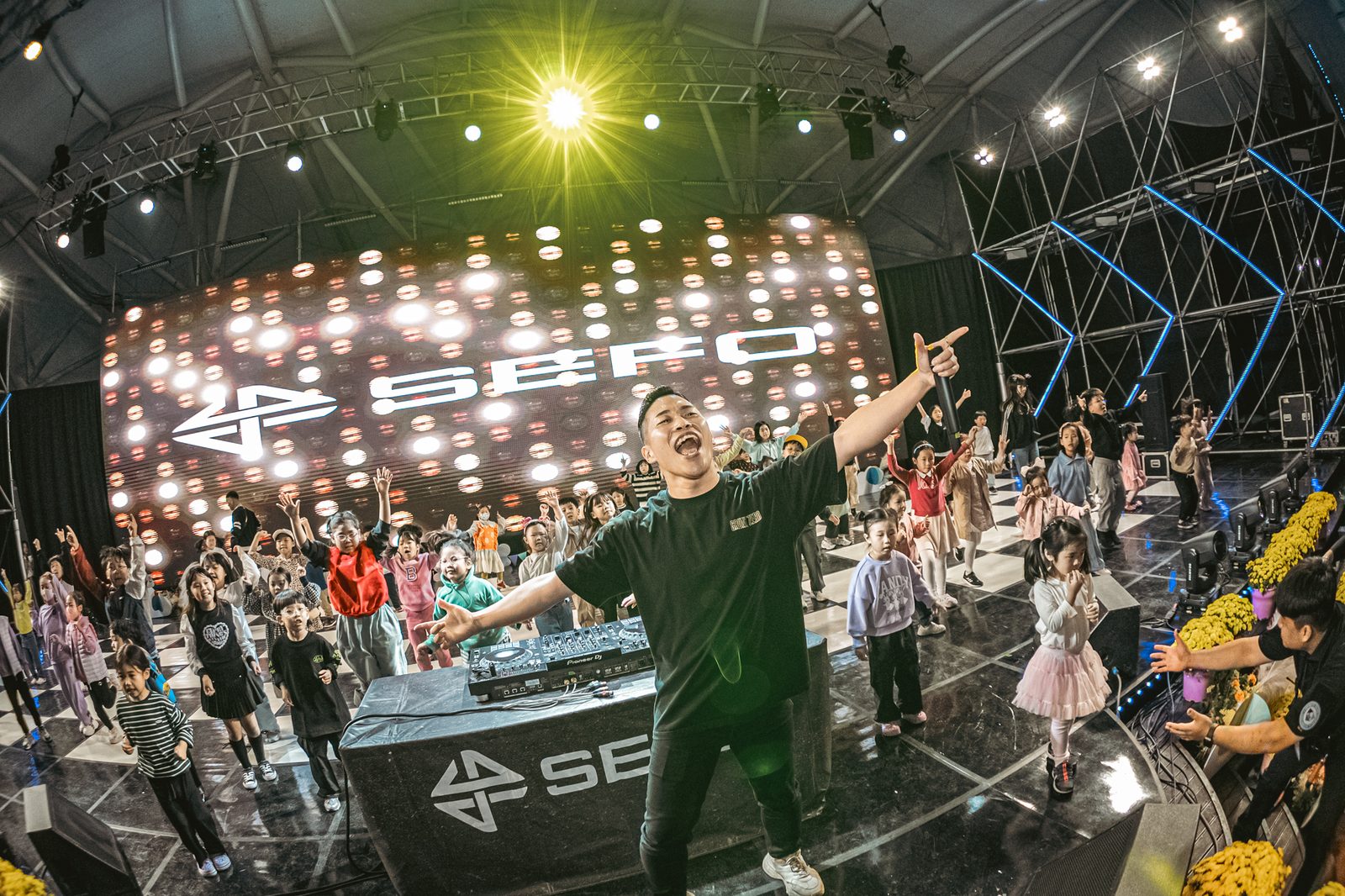 SEFO LED 무대 위에서 아이들과 함께하는 DJ 공연